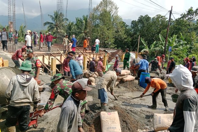 Sinergi Babinsa Membangun Masjid dan Hubungan Masyarakat