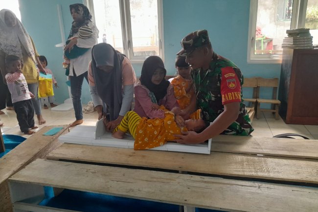 Babinsa Koramil Karangkobar Dukung Posyandu Balita
