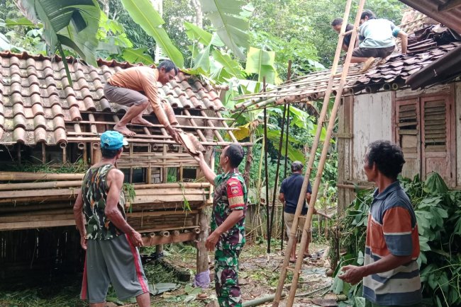Babinsa Koramil 11 Punggelan dan Warga Bersatu Lakukan Kerja Bakti di Desa Kecepit