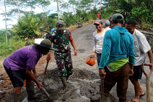 Gotong Royong Perbaiki Jalan Babinsa dan Warga Karangkobar Beraksi