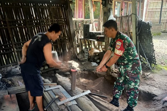 Babinsa Lanjutkan Komsos dengan Warga Desa