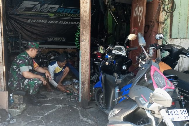 Komsos Babinsa dengan Montir Bengkel Motor