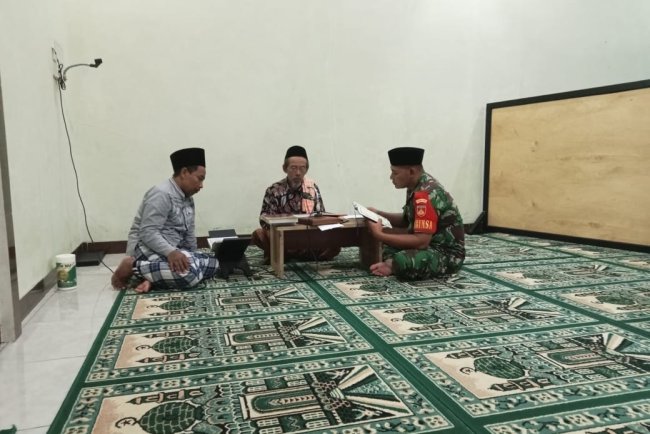 Babinsa Isi Waktu Bulan Ramadan Dengan Tadarus Al-Quran bersama Warga