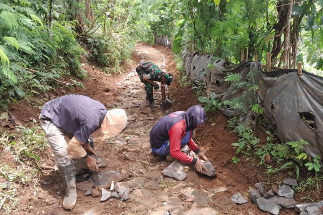 Serda Suratno Bantu Warga Kerja Bakti Pembangunan Makadam Jalan Usaha Tani Desa Gumelar