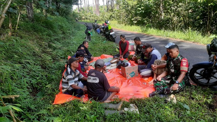 Babinsa Desa Tlaga Sertai Doa Bersama Perhutani dalam Tebangan Pohon Pinus