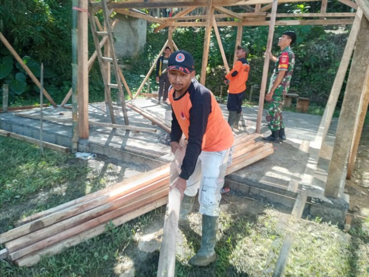 Babinsa Berperan dalam Pembangunan Huntara