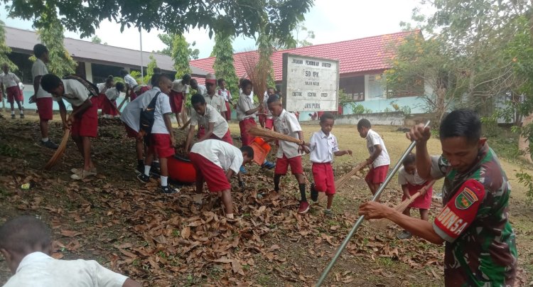 Ajarkan Disiplin Sejak Dini Danramil Kemtuk Gresi Ajak Siswa Sekolah Dasar Kerja Bakti