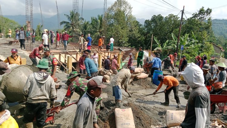Sinergi Babinsa Membangun Masjid dan Hubungan Masyarakat