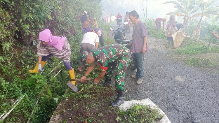 Gotong Royong Babinsa dan Masyarakat Bersihkan Lingkungan Karangkobar