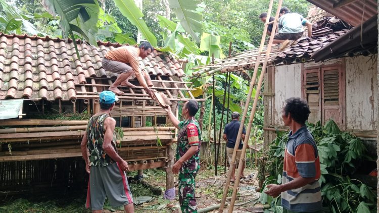 Babinsa Koramil 11 Punggelan dan Warga Bersatu Lakukan Kerja Bakti di Desa Kecepit