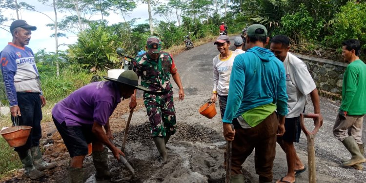 Gotong Royong Perbaiki Jalan Babinsa dan Warga Karangkobar Beraksi