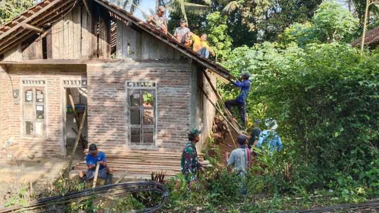 Peran Babinsa dalam Gotong Royong Perbaikan Rumah Warga