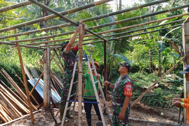 Gotong Royong Bersama Babinsa dan Masyarakat Dusun Siwungli