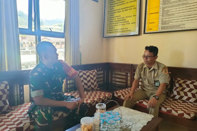 Peduli Pendidikan, Babinsa Koramil 16/Pejawaran Komsos Dengan Kepala Sekolah SMK N 1 Pejawaran