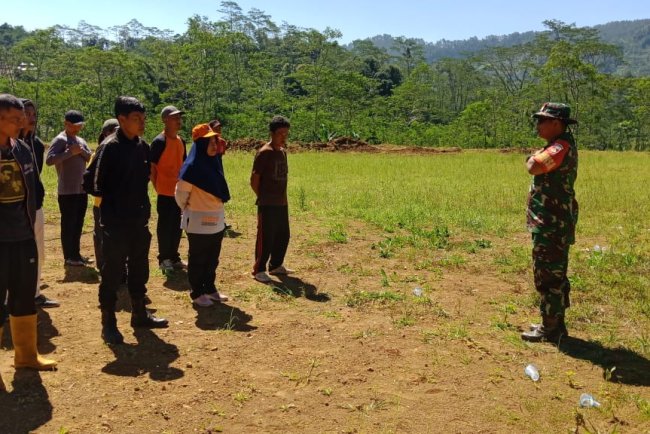 JelangJambore Linmas  Babinsa Koramil 04/Karangkobar Latih PBB Dan Bela Negara