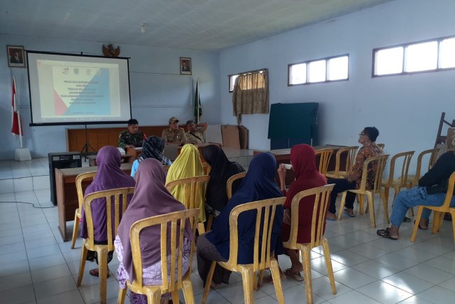 Babinsa Koramil 14/Madukara Turut Dampingi Penyaluran BLT-Desa Bantarwaru