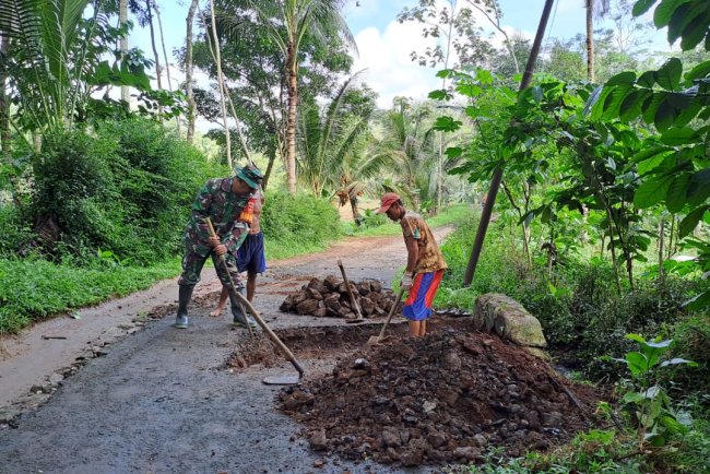 Serka Priyono dan Warga Kerja Bakti dan Pembangunan Drainase di Banjarnegara