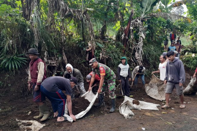 Peduli Lingkungan, Babinsa Bersama Warga Kerja Bakti Pembersihan Selokan Dan Bahu Jalan