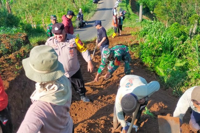 Danramil Beserta Babinsa Koramil 16/Pejawaran Dampingi Padat Karya Tunai Desa (PKTD) Pembukaan Jalan Usaha Tani (JUT)