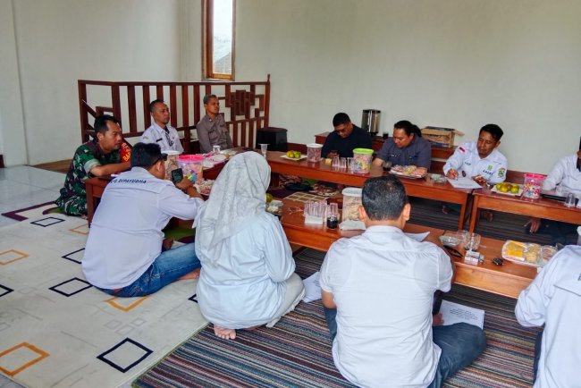 Babinsa Koramil 14/Madukara Hadiri Pertemuan Rutin IKKDes ( Ikatan Keluarga Kepala Desa )Se Kecamatan Madukara 