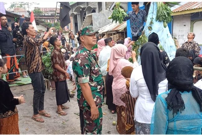 Lestarikan Adat Istiadat Babinsa Hadiri Sedekah Bumi Sebagai Wujud Rasa Syukur Warga Desa Karanggondang