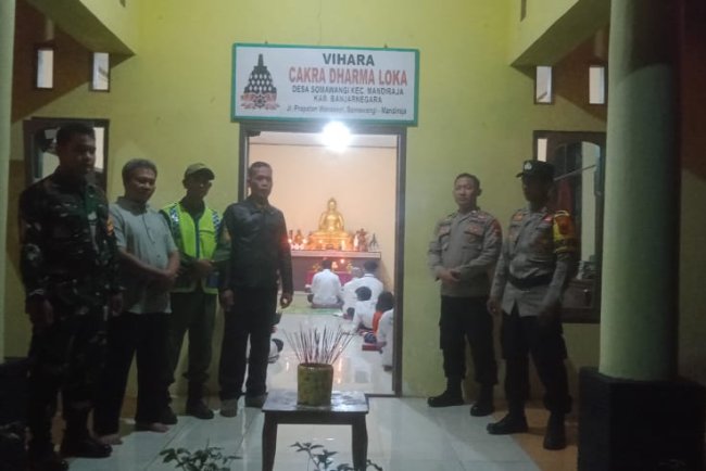 SINEGRITAS  BABINSA  BHABINKANTIBMAS BERSAMA KASI TRANTIB KECAMATAN MANDIRAJA  AMANKAN  IBADAH HARI WAISAK  