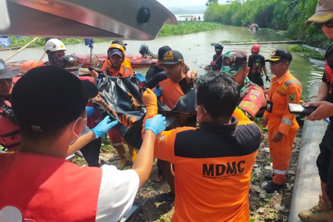 Babinsa Koramil 03/Wanadadi Bantu Evakuasi Mayat Di Bendungan Waduk Mrica