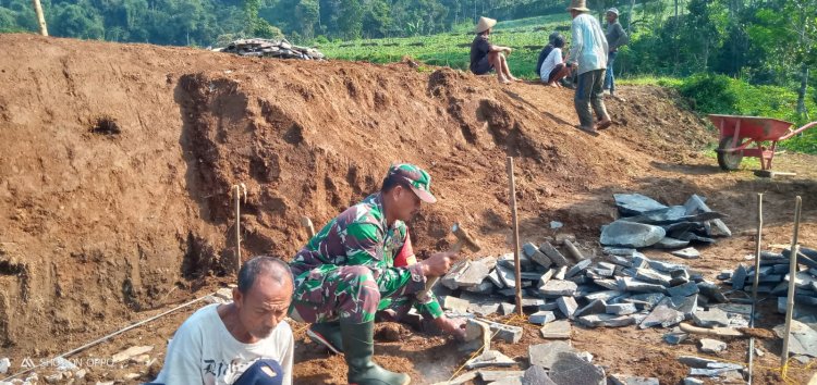 Kedekatan Babinsa dengan warga Desa Binaan bantu Warga Karya Bakti Jalan Makadam