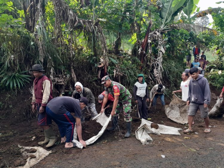 Peduli Lingkungan, Babinsa Bersama Warga Kerja Bakti Pembersihan Selokan Dan Bahu Jalan