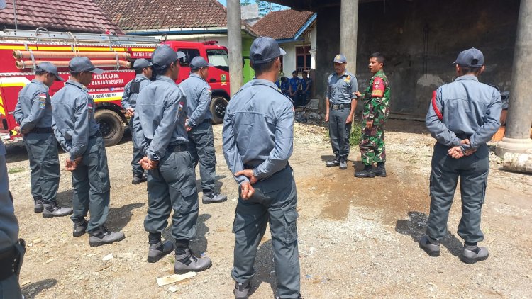 Mewakili Danramil Babinsa Hadiri Peningkatan Kapasitas Linmas Desa Slatri