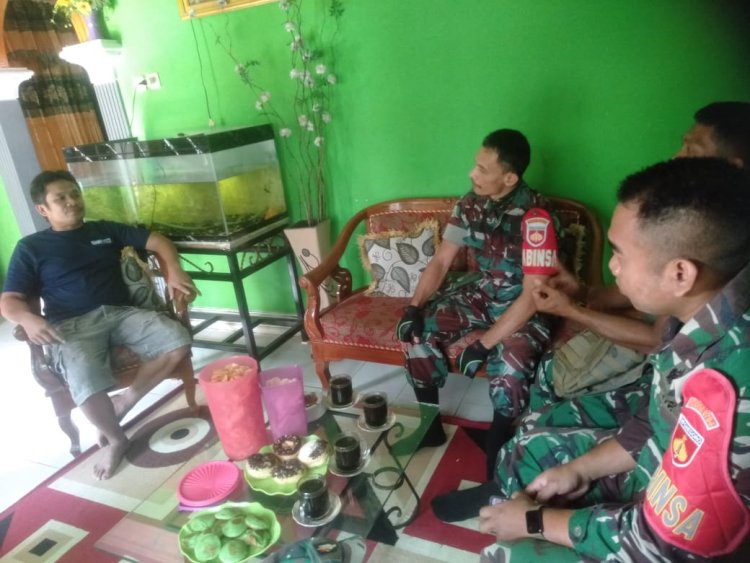 Babinsa Komsos dengan Ketua Kelompok Tani
