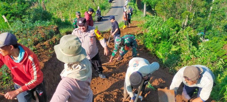 Danramil Beserta Babinsa Koramil 16/Pejawaran Dampingi Padat Karya Tunai Desa (PKTD) Pembukaan Jalan Usaha Tani (JUT)