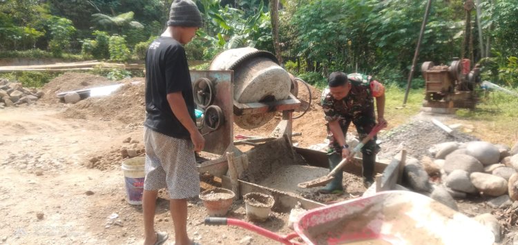 Babinsa Aktif Bantu Warga Buat Pondasi Rumah