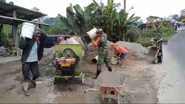 Meningkatkan Kemanunggalan TNI Dengan Rakyat Babinsa Gotong Royong Pengecoran Jalan