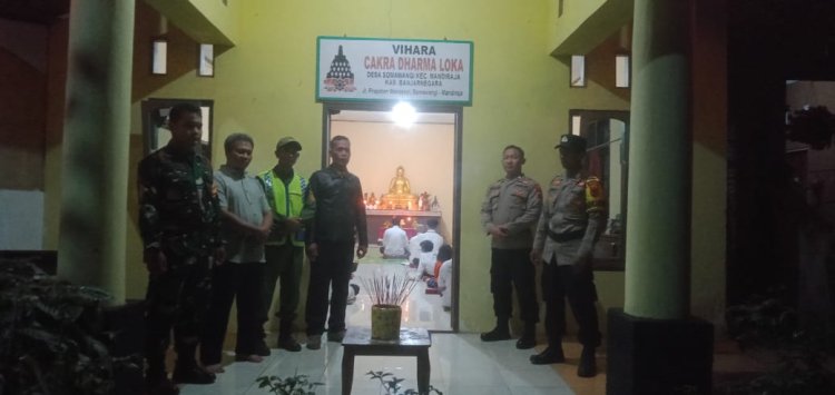 SINEGRITAS  BABINSA  BHABINKANTIBMAS BERSAMA KASI TRANTIB KECAMATAN MANDIRAJA  AMANKAN  IBADAH HARI WAISAK  