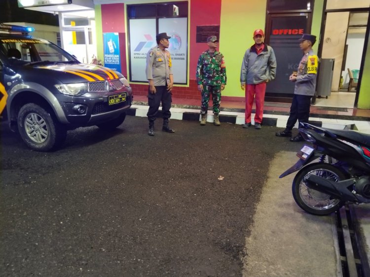 Wujud TNI-POLRI Hadir di Tengah Masyarakat Babinsa Bersama Bhabinkamtibmas Giat Patroli Malam