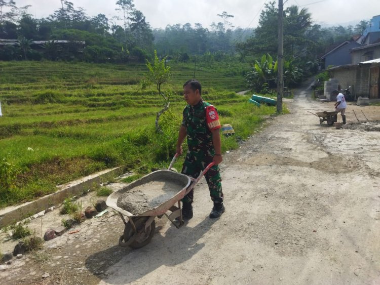 Mengusung Semangat Gotong Royong, Kopda Agus dan Warga Laksanakan Pengecoran Lapangan Voli