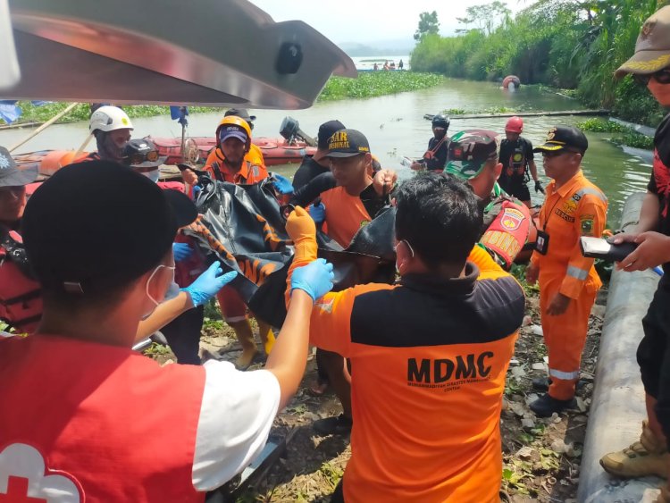 Babinsa Koramil 03/Wanadadi Bantu Evakuasi Mayat Di Bendungan Waduk Mrica