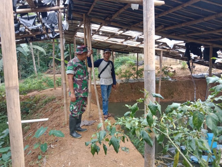 Menjalin Hubungan Baik, Babinsa Laksanakan Komsos Dengan Warga