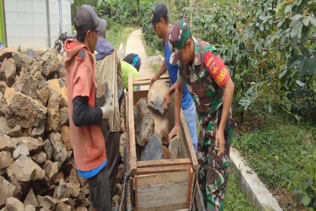 Babinsa Koramil 06 Kalibening Bersama Warga Gelar Kerja Bakti di Desa Majatengah
