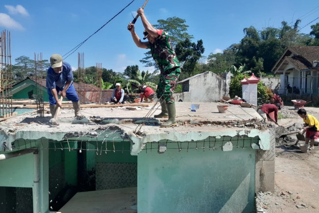 BABINSA KORAMIL 04/KARANGKOBAR PARTISIPASI BANTU REHAB MASJID BERSAMA MASYARAKAT