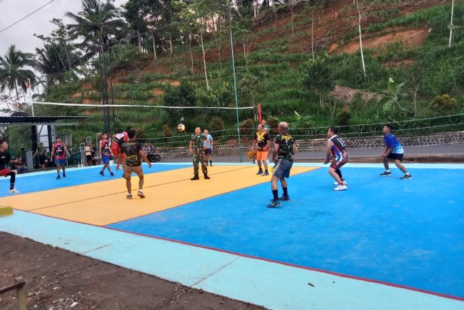 Gelorakan Hidup Sehat, Danramil Pimpin Komsos Olahraga Volly Bersama Mayarakat