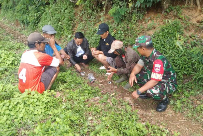 Babinsa Koramil 04/Karangkobar Sertu Tohar Jalin Komsos Dengan Warga Binaan