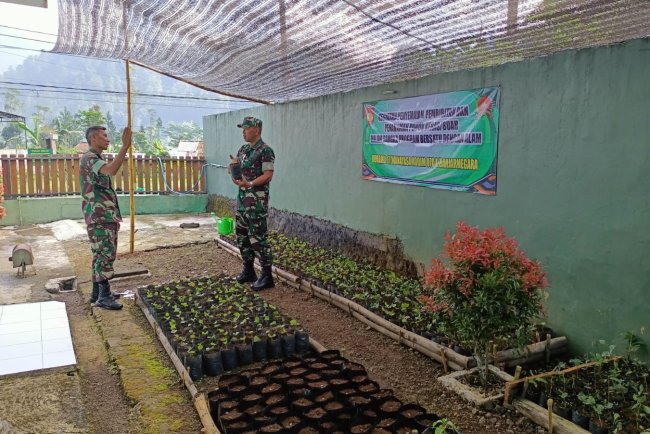 Danramil 17 Wanayasa Dampingi Kasdim Meninjau Pembibitan Tanaman Kopi