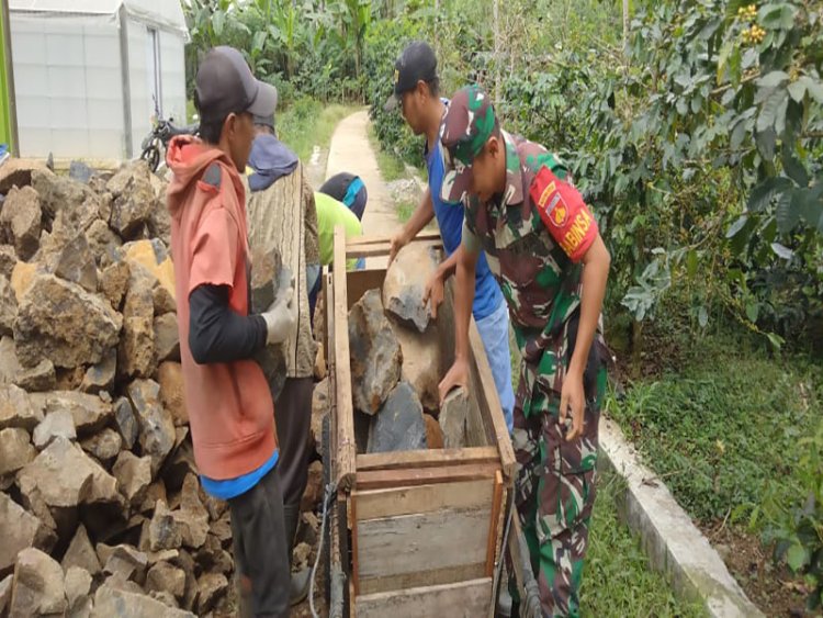Babinsa Koramil 06 Kalibening Bersama Warga Gelar Kerja Bakti di Desa Majatengah