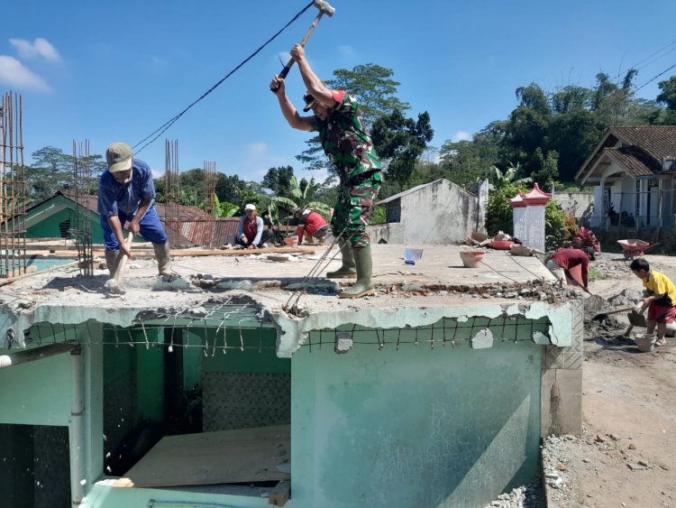 BABINSA KORAMIL 04/KARANGKOBAR PARTISIPASI BANTU REHAB MASJID BERSAMA MASYARAKAT