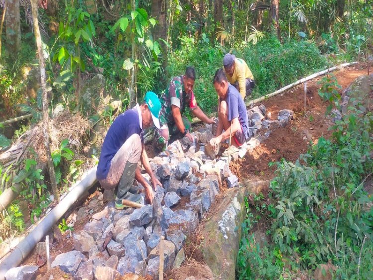 Babinsa Koramil 01 Banjarnegara Bantu Pembangunan Jalan Tani di Tlagawera