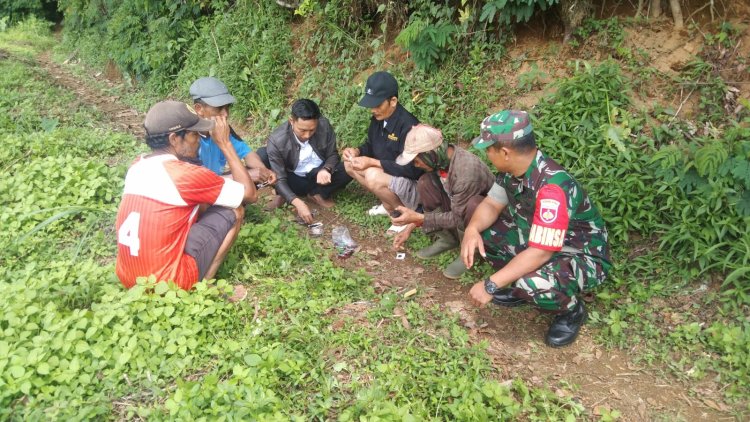 Babinsa Koramil 04/Karangkobar Sertu Tohar Jalin Komsos Dengan Warga Binaan