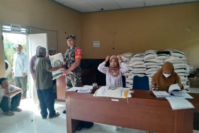 Babinsa Karangkobar Dampingi Penyaluran Beras Dari Bulog Kepada Warga Desa Ambal