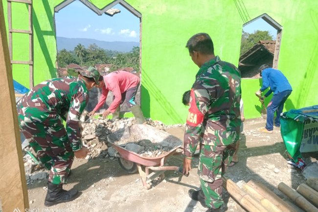 Kompak, Babinsa dan Warga Kerja Bakti Renovasi Masjid di Desa Binaan